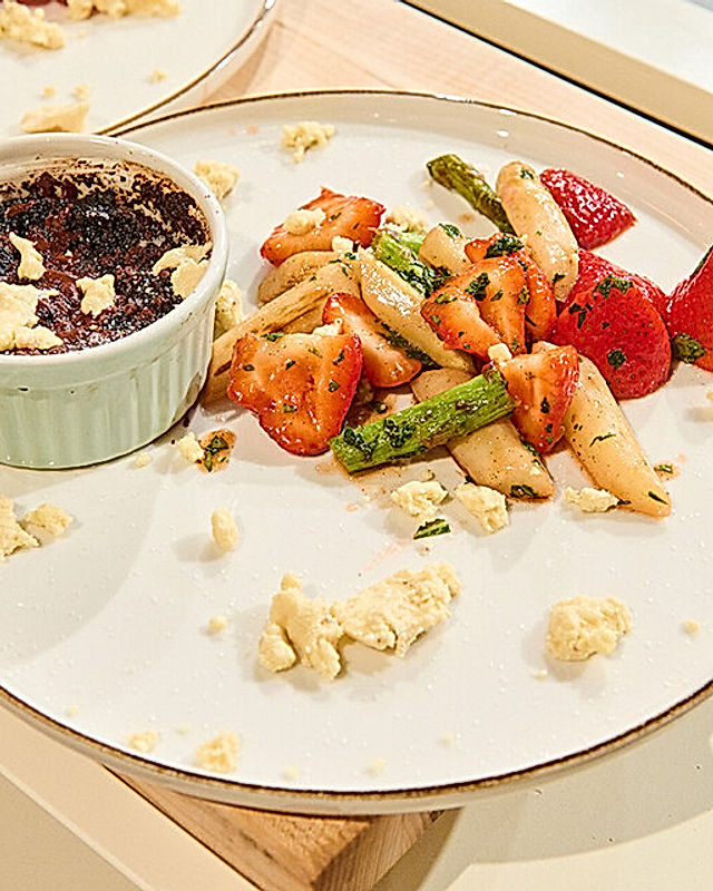 Erdbeer-Spargel-Salat mit veganem Brownie und Milk Crumbs
