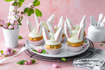 Rhabarber-Cupcakes mit Vanillefrosting und Baiser-Hasenohren