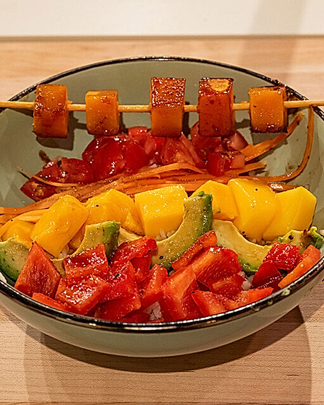 „Vital Bowl“ mit Reis, Avocado, Mango und würzigen Süßkartoffelspießen