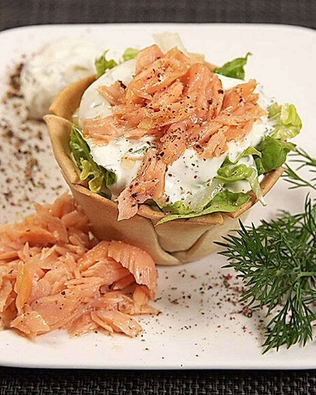Lachs im Körbchen mit Salat und Dill-Crème fraîche