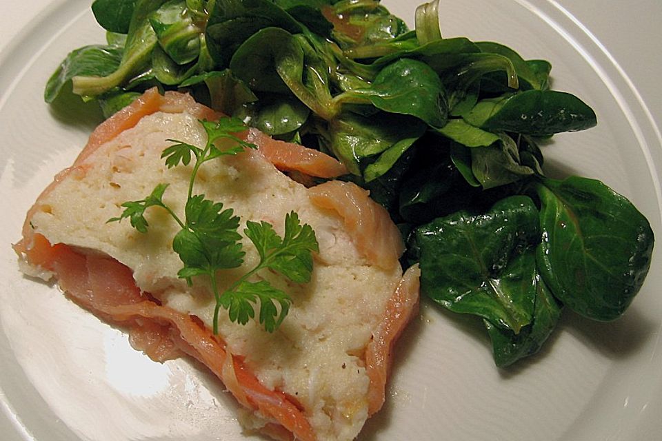 Terrine von Heilbutt mit Shrimps im Räucherlachsmantel