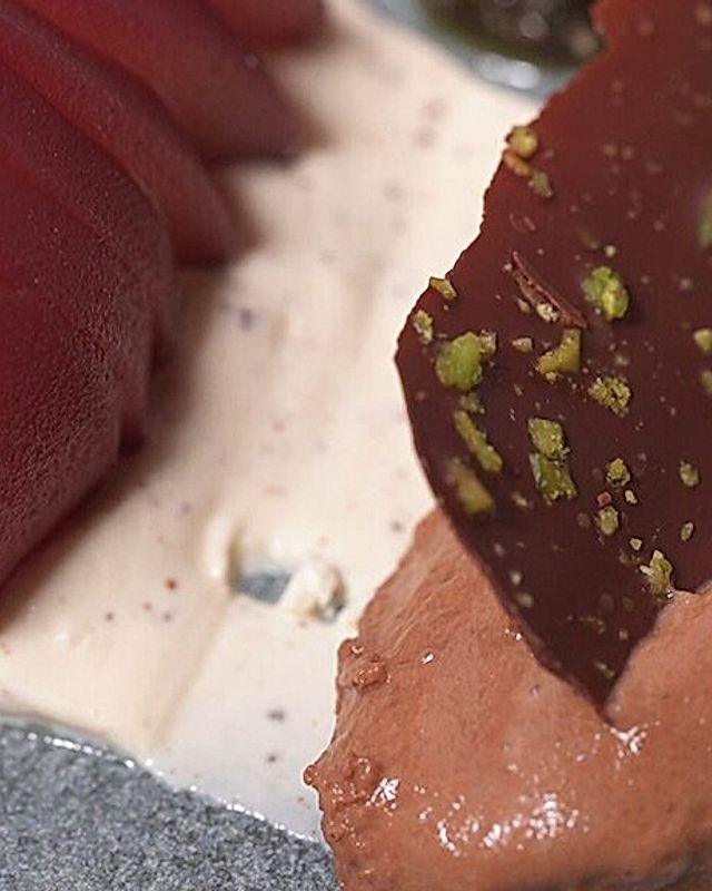 Birne umgeben von hell und dunkel - in Rotwein pochierte Birne mit Schokoladenmousse und Mascarponecreme