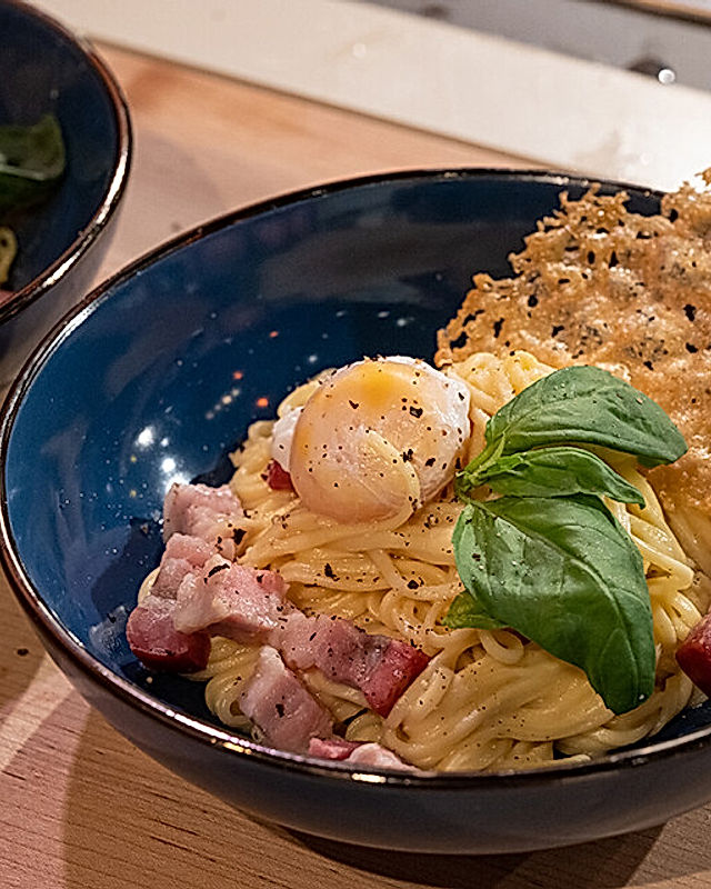 Spaghetti Carbonara mit pochiertem Ei und Parmesan-Segel