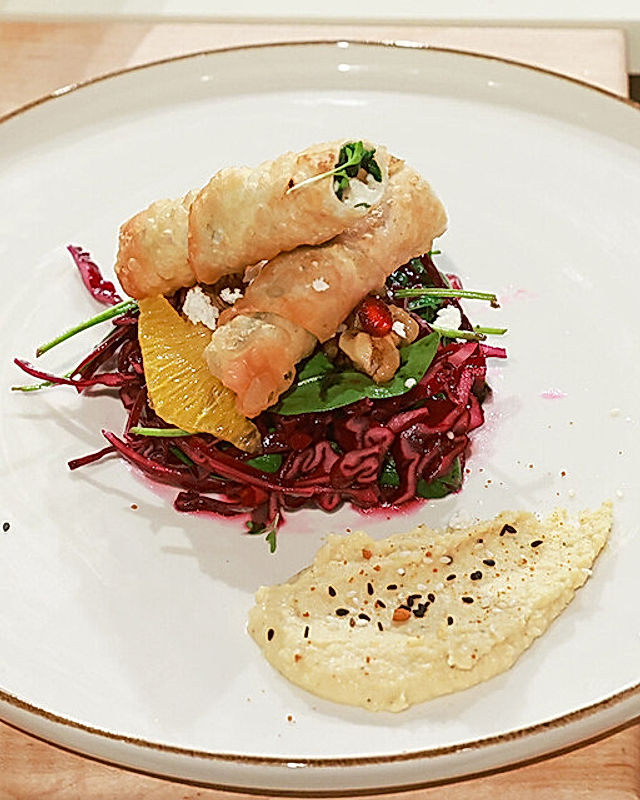 Yufka-Röllchen mit Spinat-Feta-Füllung, Hummus und Rotkohl-Salat mit karamellisierten Walnüssen
