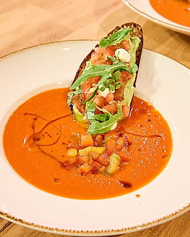 Tomaten-Avocado-Crostini in Paprikasuppe mit süßsaurer Einlage