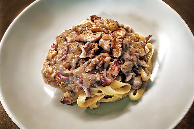 Hähnchenfilet mit Birnen in Gorgonzola-Fenchel-Sauce auf Tagliatelle ...