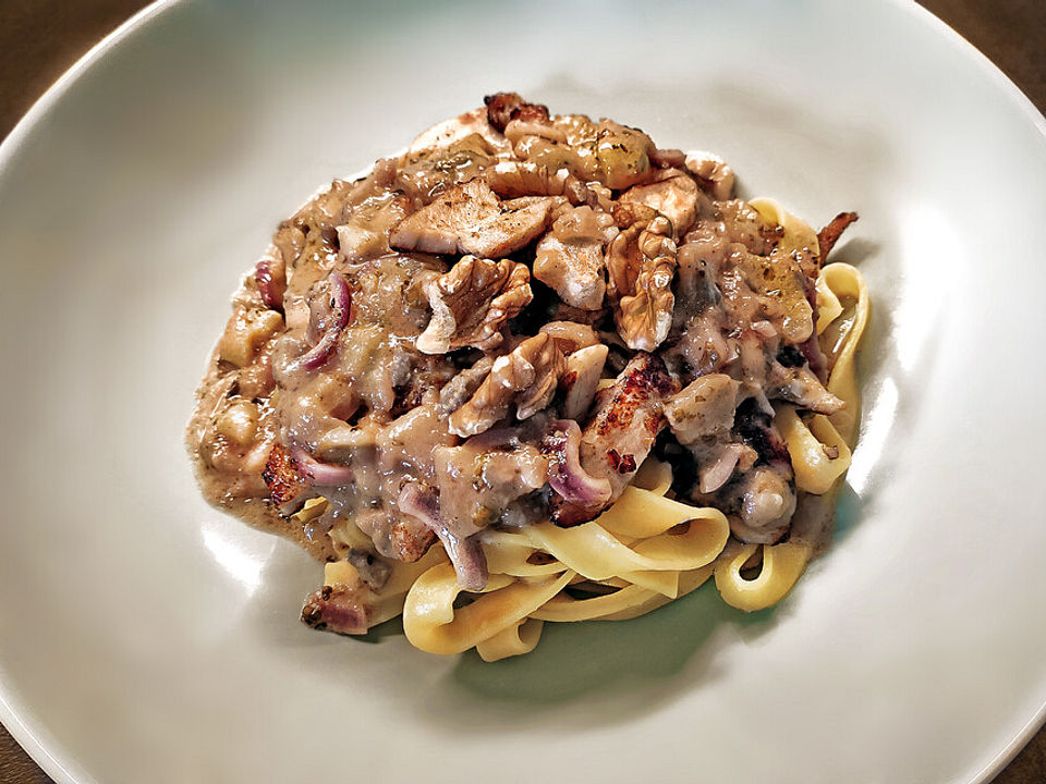 Hähnchenfilet mit Birnen in auf Tagliatelle