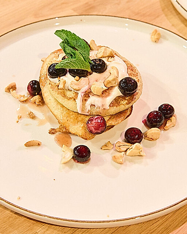 Paleo-Pancakes mit Honig-Joghurtcreme, Heidelbeeren und Cashewkernen