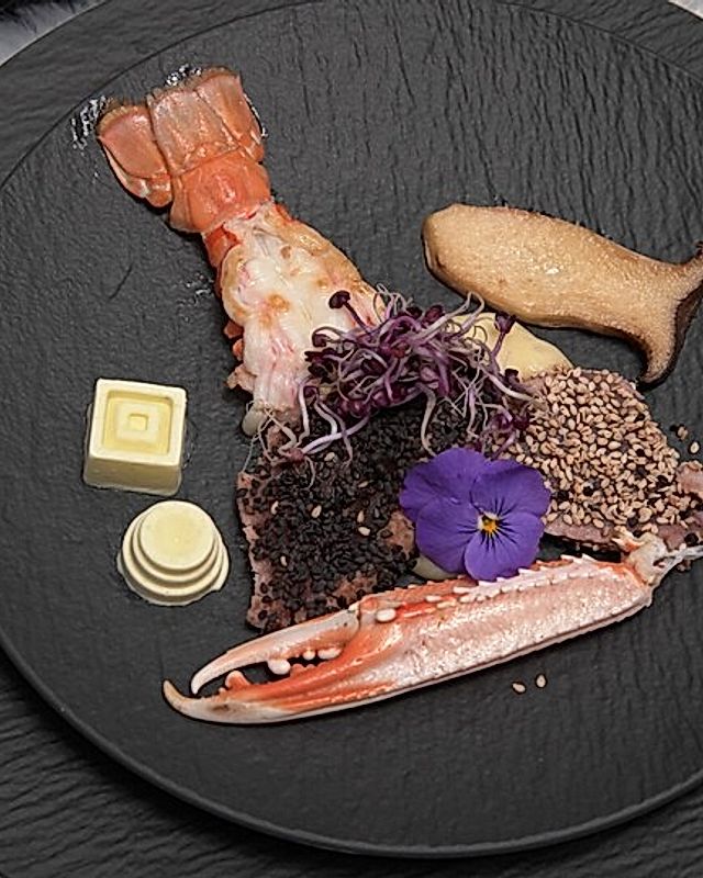 Hummer trifft Thunfisch auf dem Kartoffelbett mit Sojasauce, Kräuterseitlingen und geeister Wasabi-Praline.