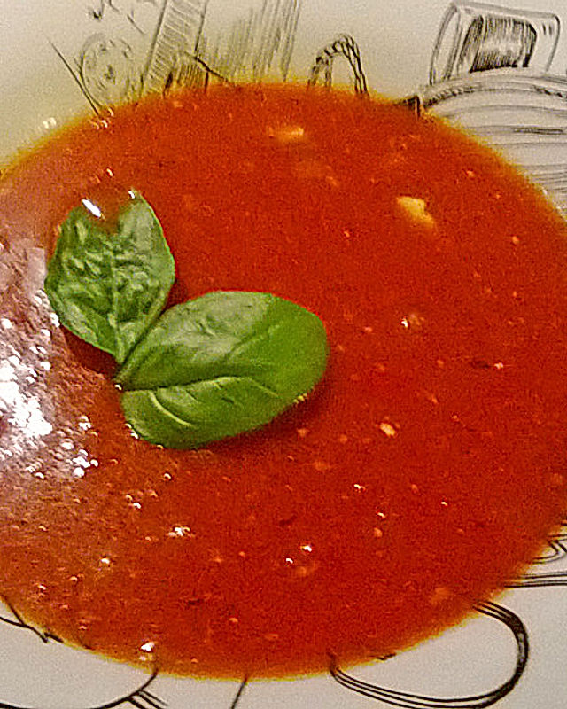 Tomatensuppe kanarischer Art mit Basilikumstreifen