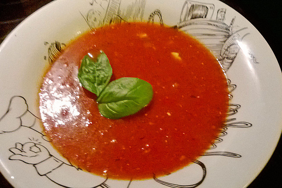 Tomatensuppe kanarischer Art mit Basilikumstreifen