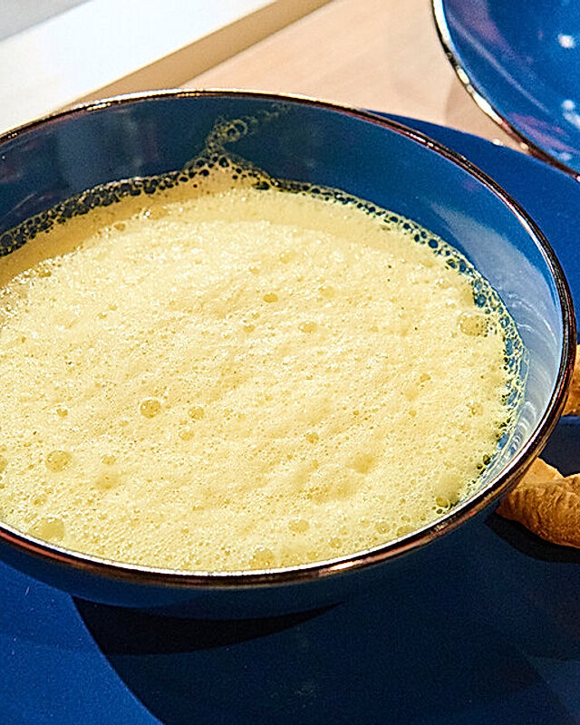 Schaumsuppe von gelber Paprika mit Parmesan-Blätterteigstange