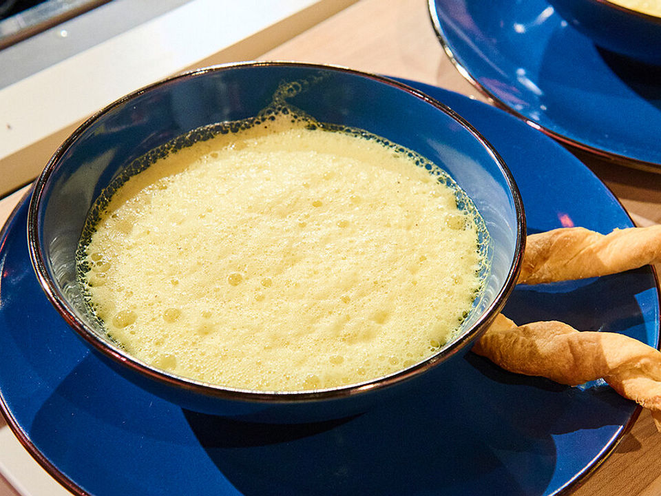 Schaumsuppe von gelber Paprika mit Parmesan-Blätterteigstange von ...