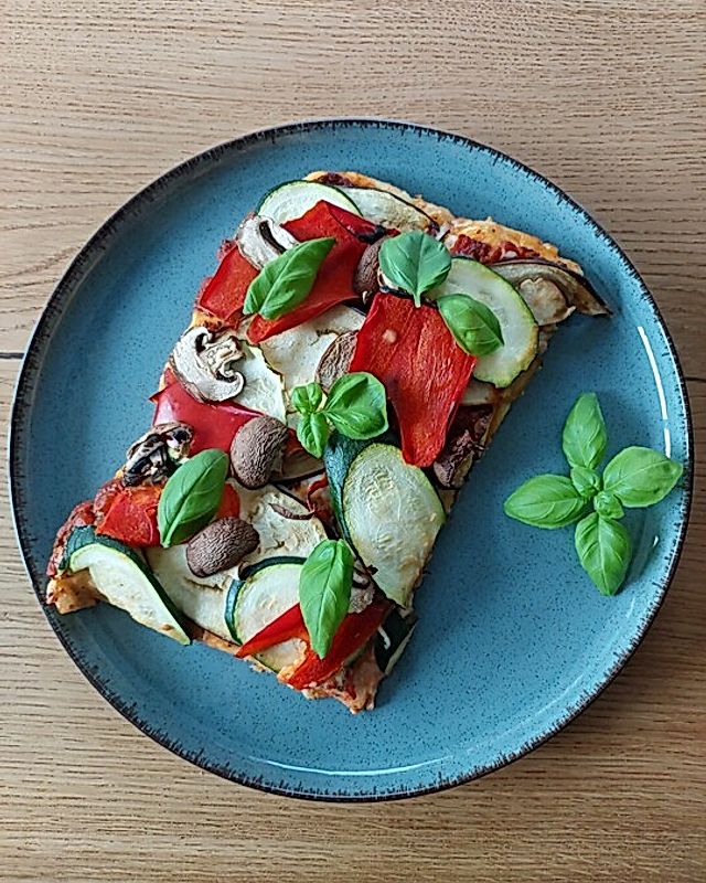 Gemüse-Pizza mit Büffelmozzarella