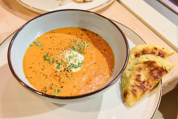 Tomaten-Paprika-Cremesuppe mit moldawischen Käseblini