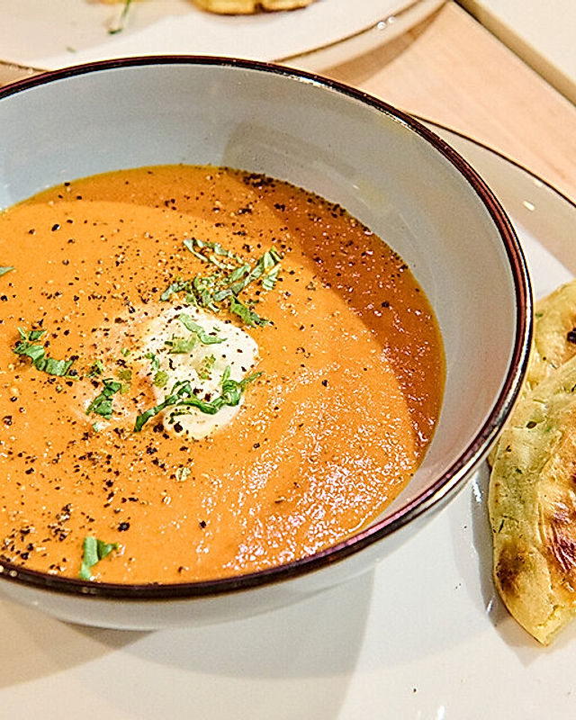 Tomaten-Paprika-Cremesuppe mit moldawischen Käseblini