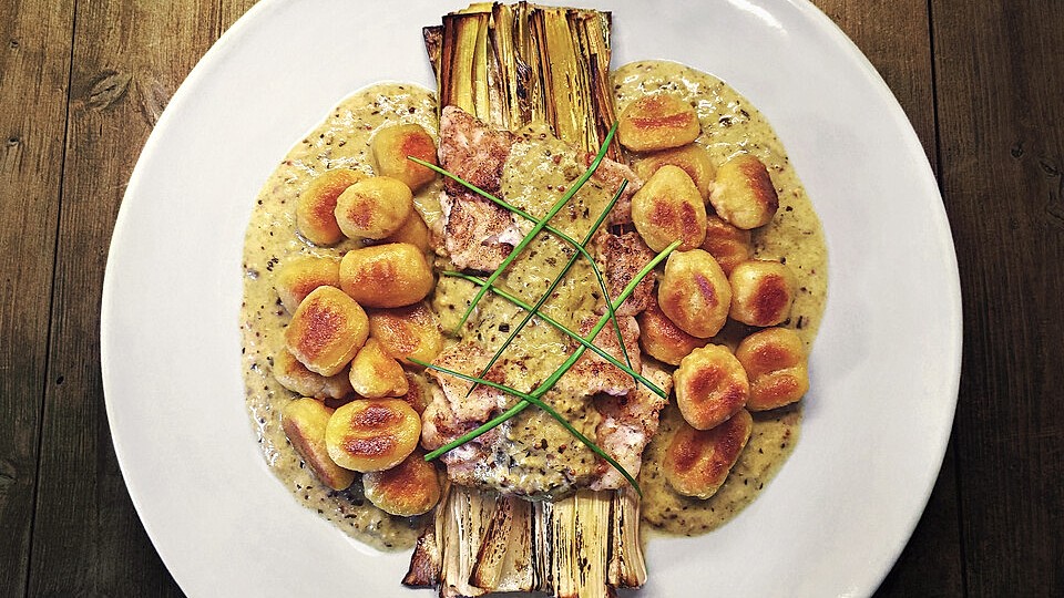 Gebratener Seelachs auf geflämmtem Lauch mit Honig-Senf Remoulade von ... Gebratener Seelachs auf geflämmtem Lauch mit Honig-Senf Remoulade von ...