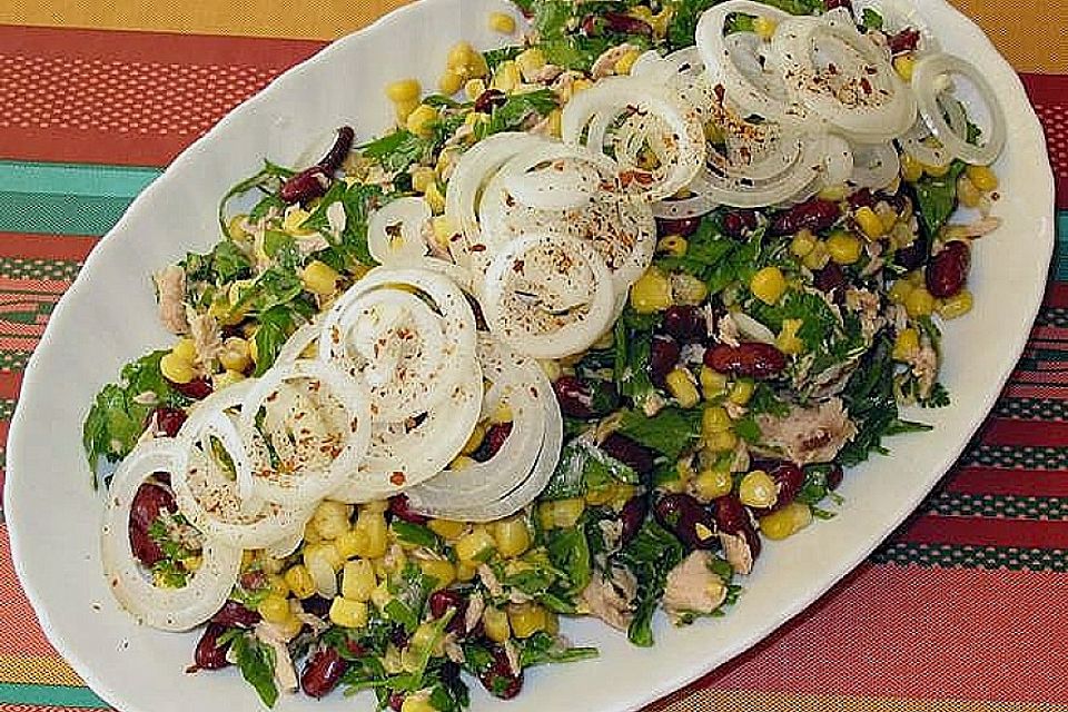 Scharfer Bohnen - Mais - Salat mit Thunfisch und Petersilie