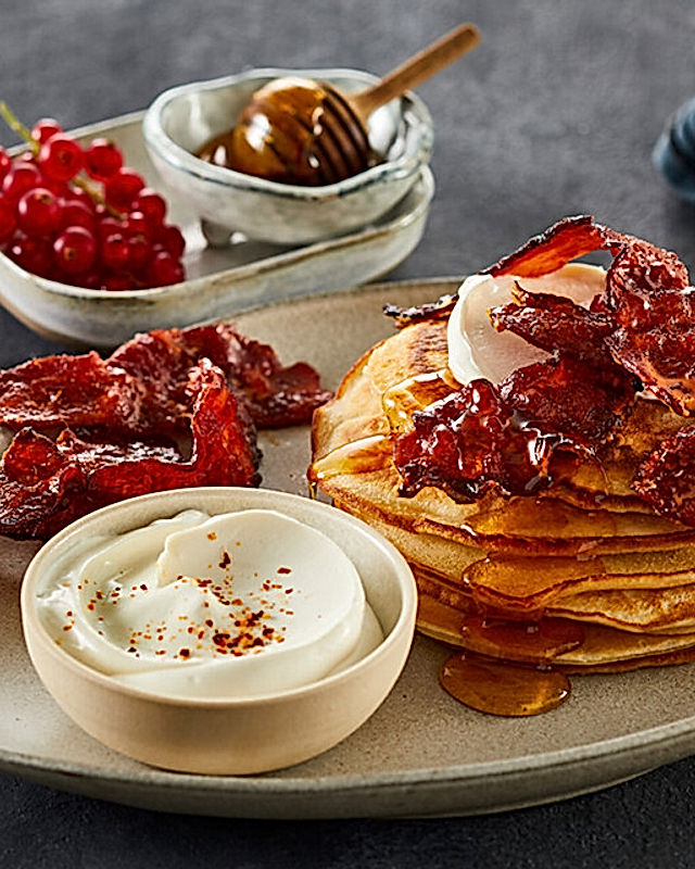 Pfannkuchen mit glasiertem Bacon und Frischkäse