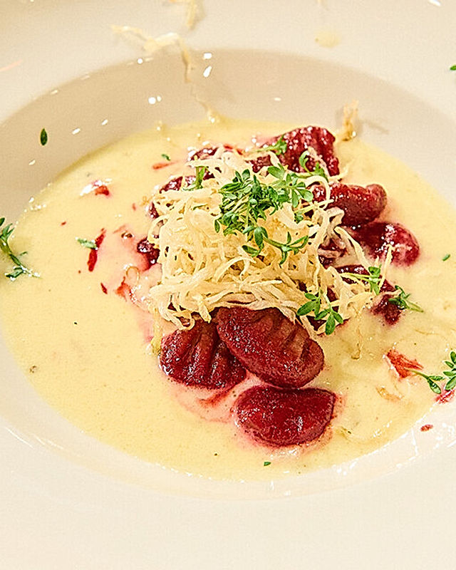 Rote Bete-Gnocchi mit Parmesan-Weißweinsauce und Sellerie-Stroh