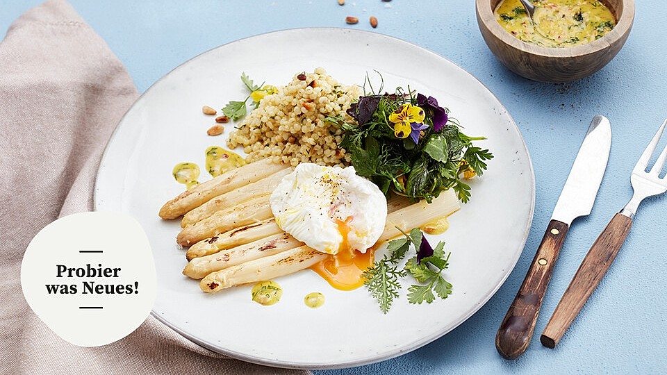Weißer Ofenspargel mit Graupen-Wildkräutersalat-image