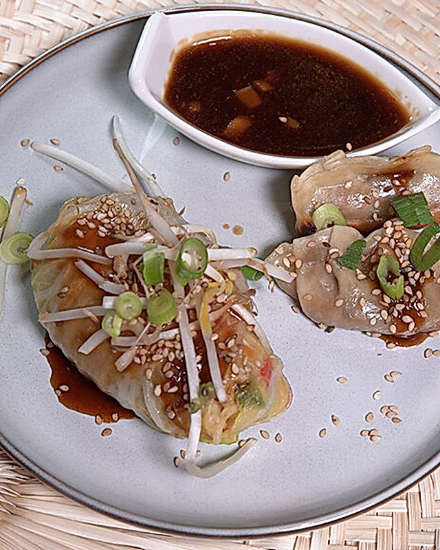 Kohlröllekes und gefüllte Teigtäschken mit brauner Soße - asiatische Krautwickel mit vegetarischen Gyozas und Szechuan-Sauce