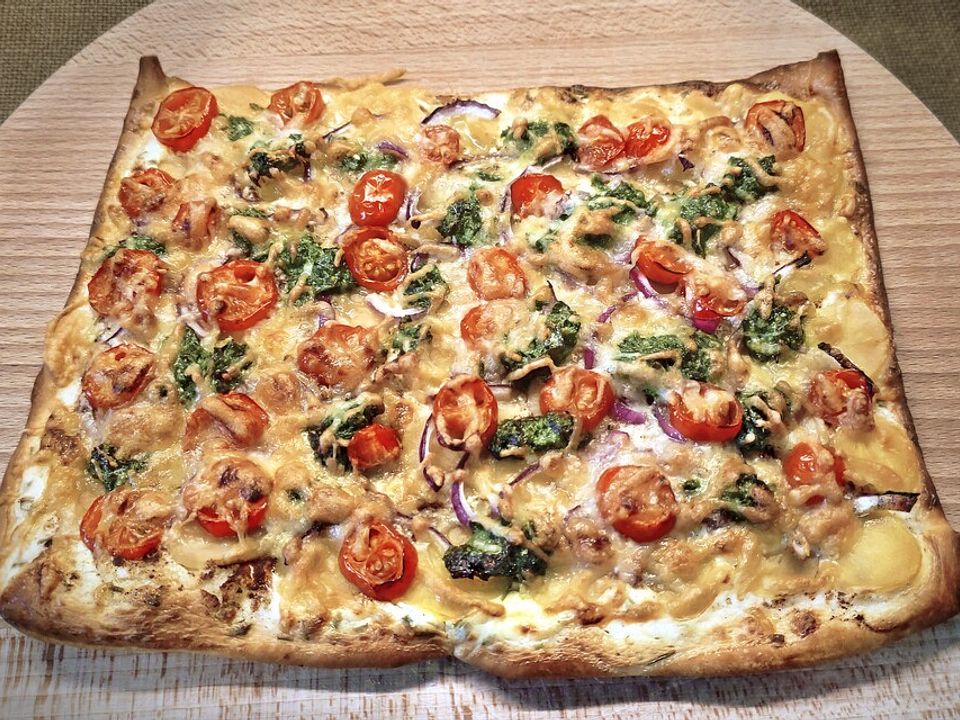 Flammkuchen mit Kartoffeln, Tomaten und Rucola-Püree von frankwaechter ...