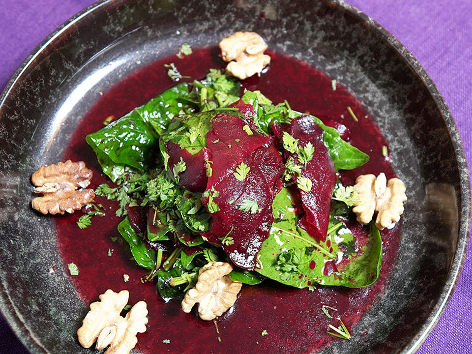 Warme Rote Bete mit Baby-Blattspinat, Ziegenfrischkäse, Sherrydressing ...