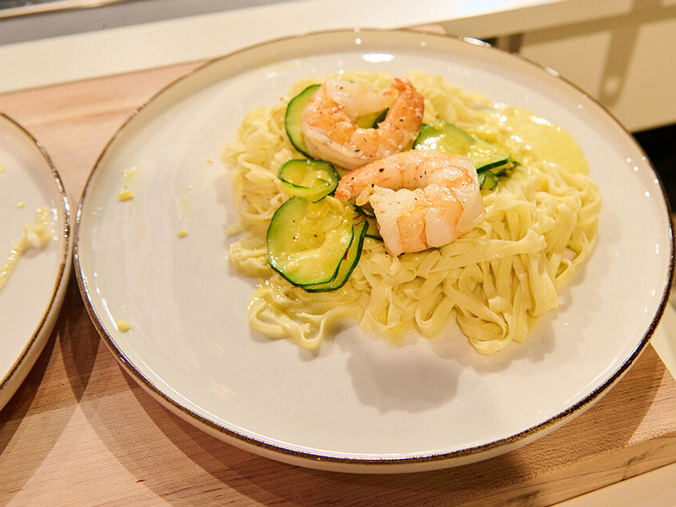 Pasta Portofino Selbstgemachte Tagliatelle mit Garnelen in Zucchini