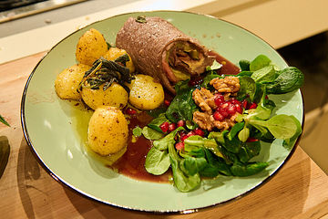 Rinderroulade mit Rotweinsauce, Salbei-Kartoffeln und Feldsalat mit Granatapfelkernen