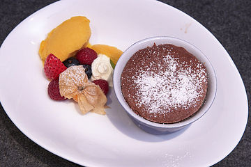 Schokoladenkuchen mit Passionsfruchtsorbet