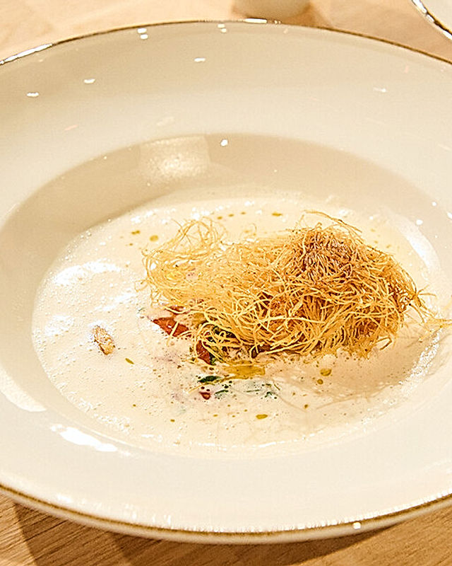 Weiße Tomatensuppe mit Riesengarnele im Kataifi-Mantel und Parmesan-Chip