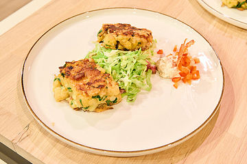 Kaspressknödel mit Spitzkohl-Speck-Salat, Paprika-Dip und Knusper-Speck