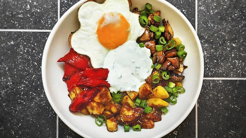 Bowl mit Champignons, gerösteter Paprika und Ranch-Sauce auf ...