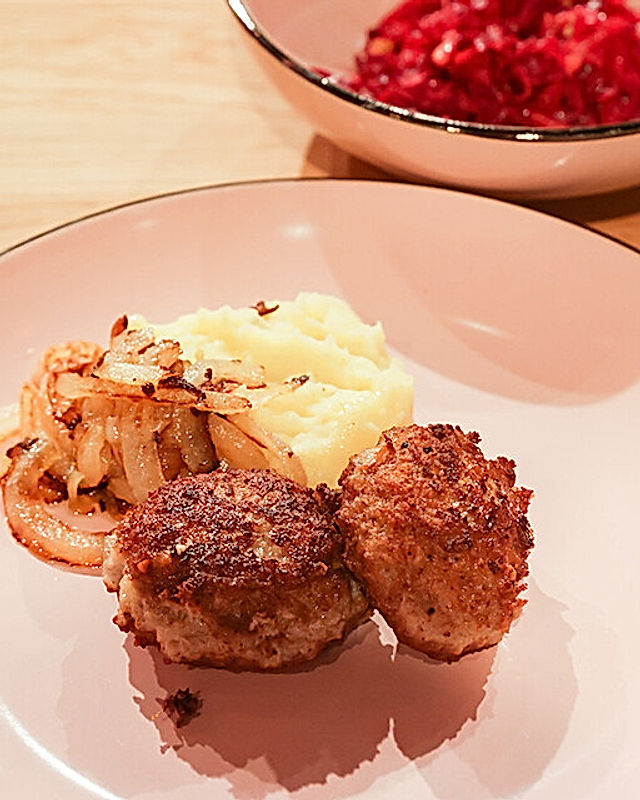 Frikadellen mit geschmorten Zwiebeln, Kartoffelstampf und Rote Bete-Salat