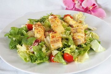 Leckere knusprige Fischstäbchen auf Salat