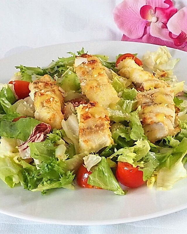Leckere knusprige Fischstäbchen auf Salat