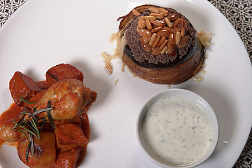 Maqluba, Hähnchenschenkel und Kartoffelwürfel mit Paprikasoße