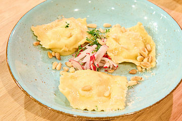 Ricotta-Ravioli in Salbeibutter mit Radieschensalat