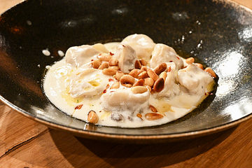 Schischbarak: Teigtaschen mit Lammhack-Füllung in lauwarmem Joghurt mit Linsen-Dill-Salat