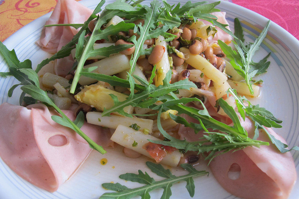 Lauwarmer Spargelsalat mit Borlotti - Bohnen und Mortadella