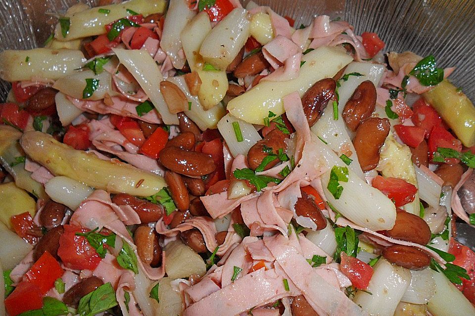 Lauwarmer Spargelsalat mit Borlotti - Bohnen und Mortadella