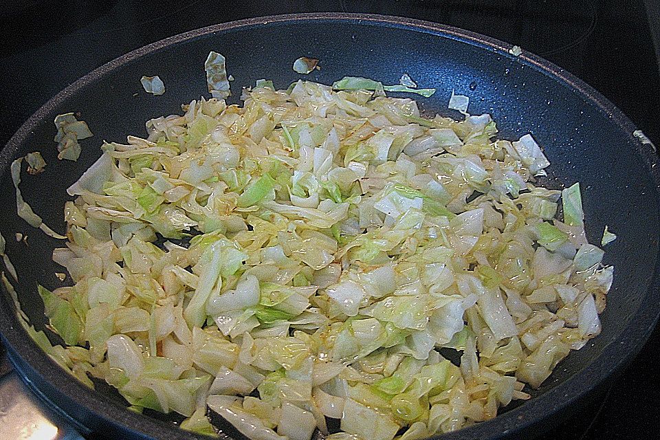 Rotbarschfilet an gebratenem Jaromakohl und in Bärlauchpesto gedrehten Linguinen