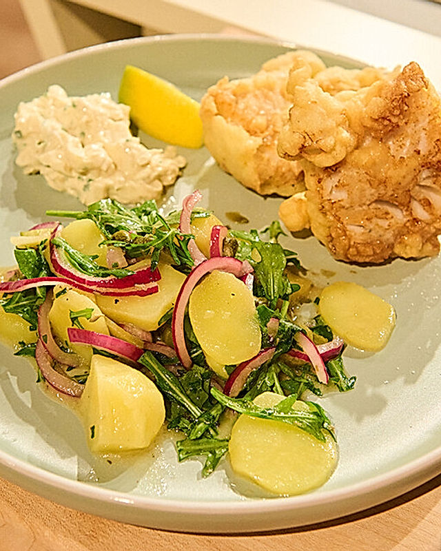 Backfisch mit Sellerie-Joghurt-Dip und Kartoffelsalat