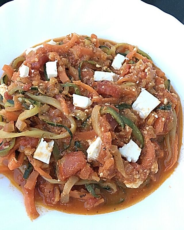 Zucchini-Möhren-Nudeln mit Tomaten und Feta