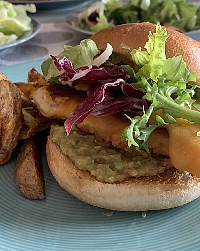 Chickenburger mit Wedges und Guacamole