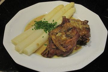 Geschmorte Senf-Lammkoteletts mit Spargelsalat und Senf-Sahne-Sauce