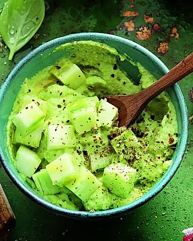 Avocado-Gurken-Salsa mit Basilikum