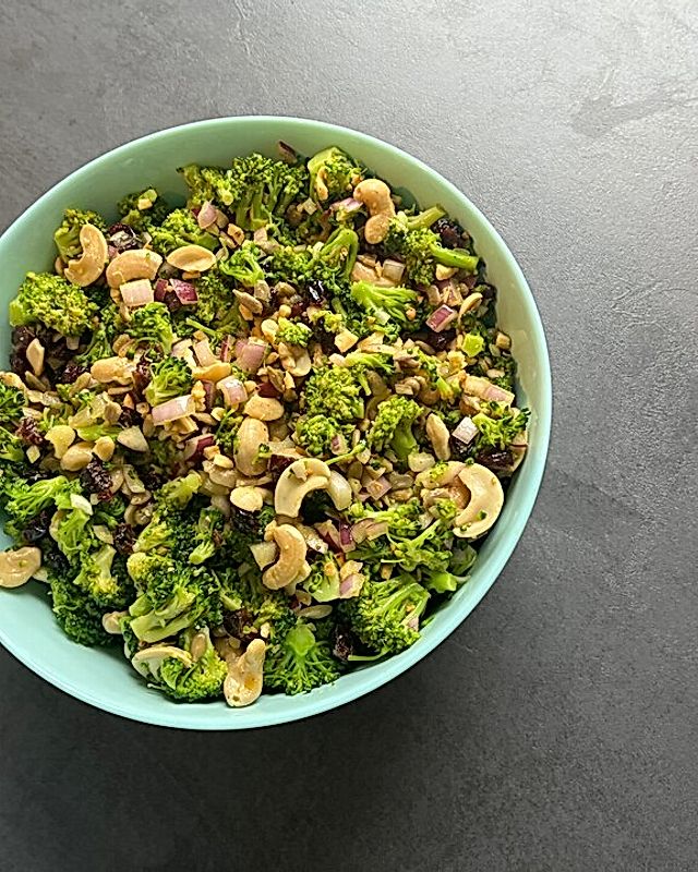 Brokkoli-Cranberry-Salat mit Currydressing
