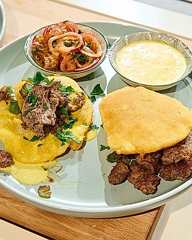 Mexikanische Tostadas: Selbstgebackene Maisfladen mit Rinderhackfleisch, Kidneybohnenmus, Tomaten-Zwiebel-Salat und Limettendip
